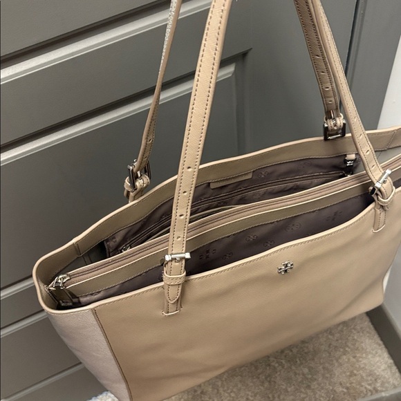 Tory Burch 'York' Buckle Tote Bag made of Saffiano leather Color: Gray & Silver - Picture 8 of 12